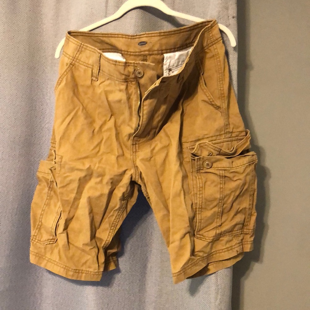 Old Navy 34 dark tan cargo short. Like new.